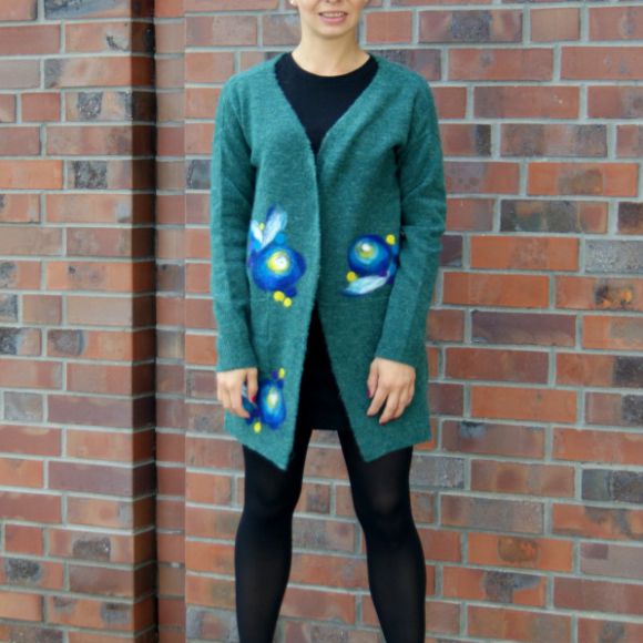 sweter z dekoltem w szpic PinPin